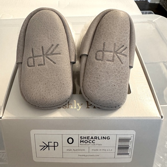 Freshly picked shearling mocc size 0 - Picture 2 of 2